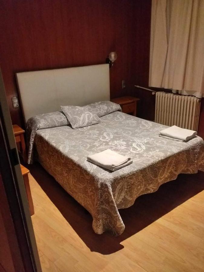 Hostal Porta De Nuria リベス・デ・フレセル エクステリア 写真