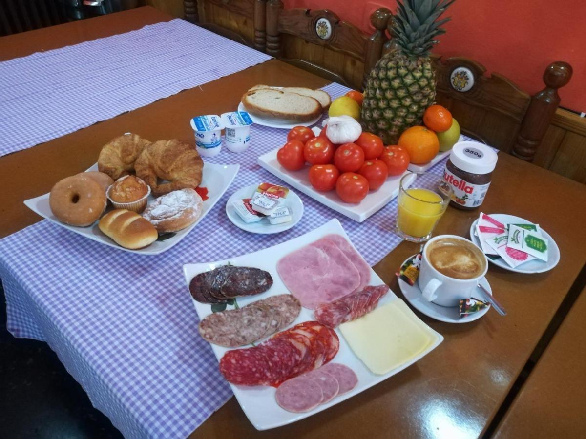 Hostal Porta De Nuria リベス・デ・フレセル エクステリア 写真