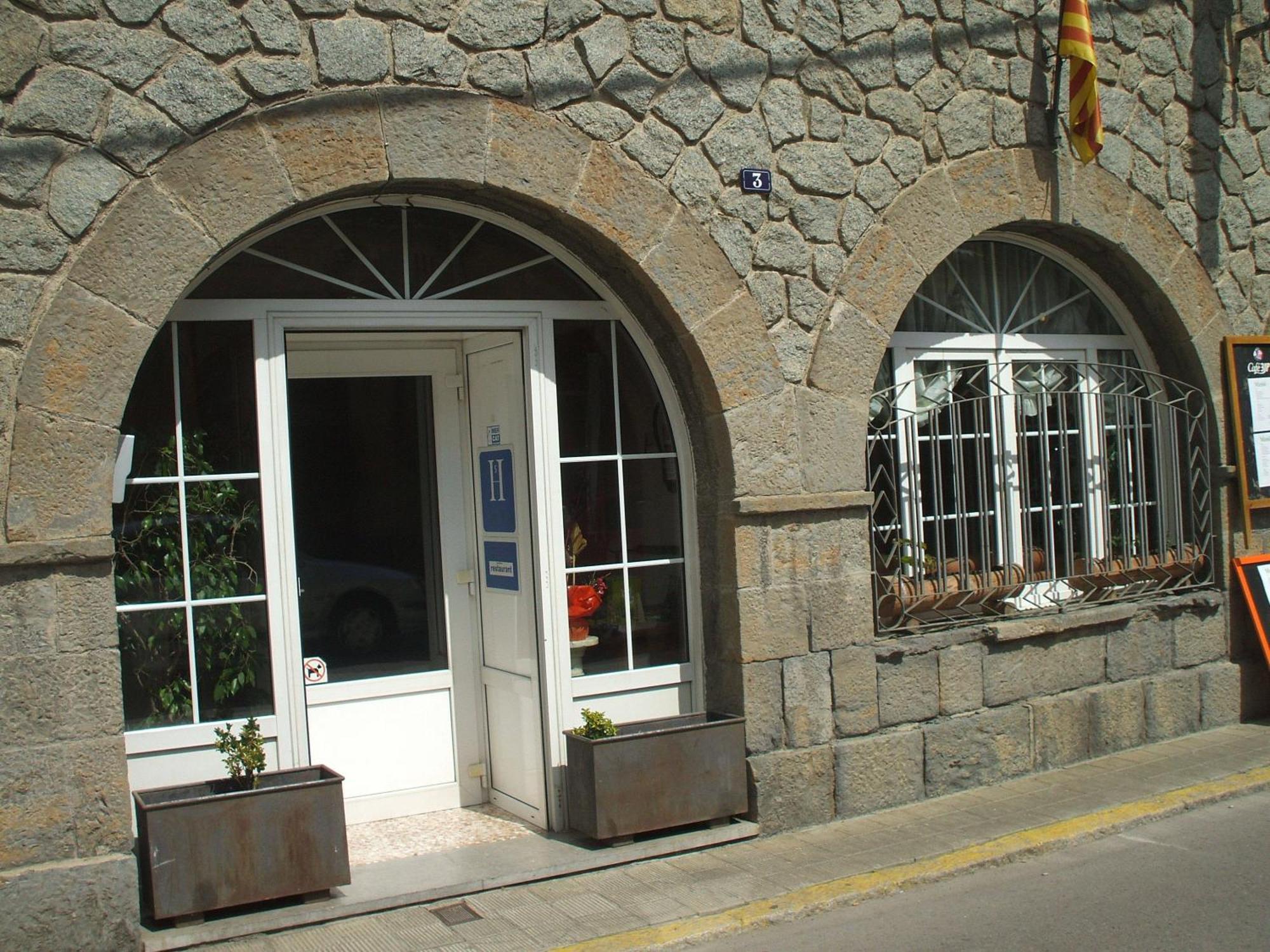 Hostal Porta De Nuria リベス・デ・フレセル エクステリア 写真